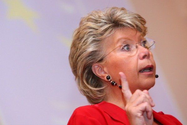 Viviane Reding met en garde Sony et Apple quant à la protection des données